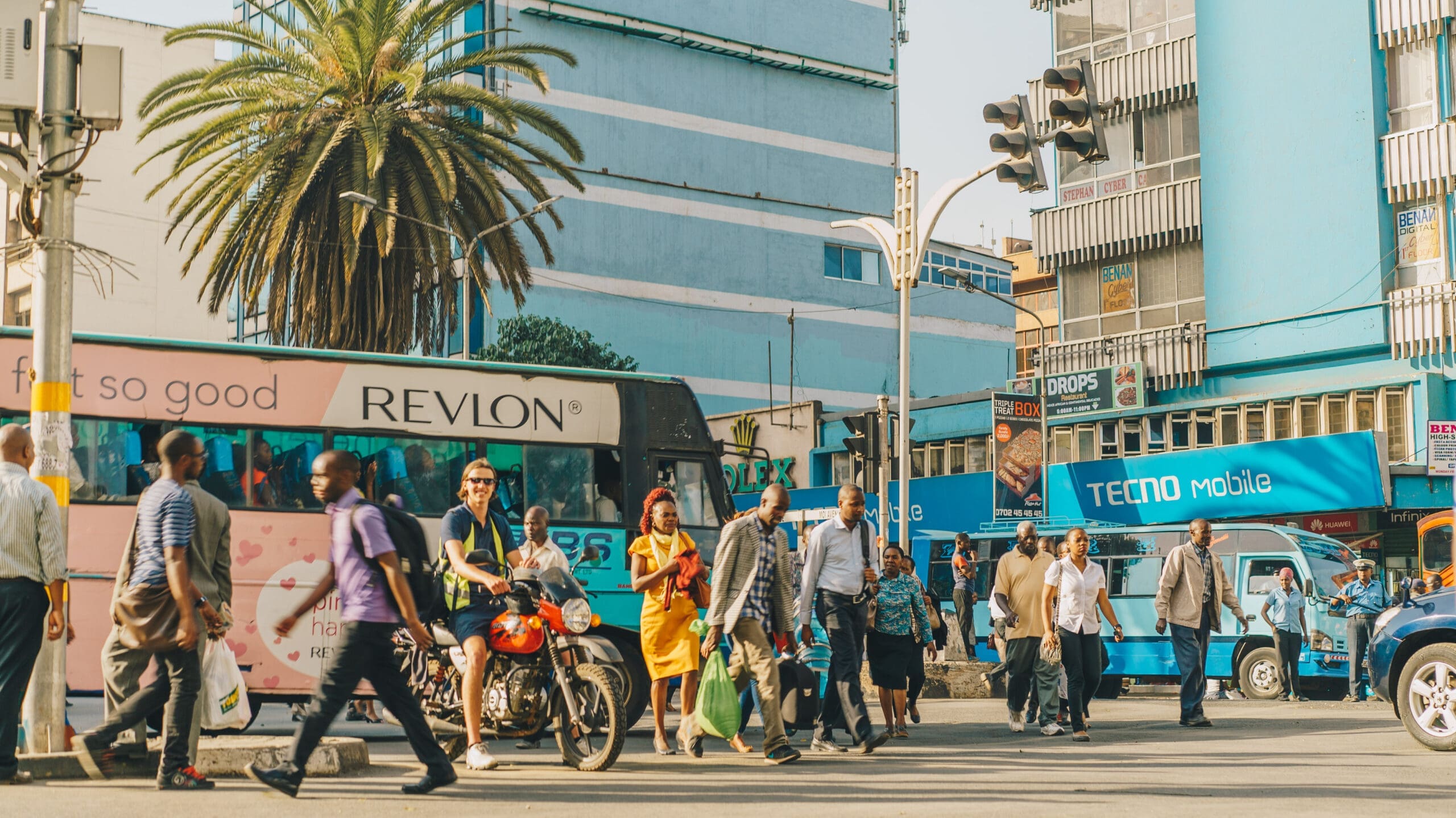 druk stadsleven met voetgangers motorfietsen en bussen in het centrum van nairobi kenia