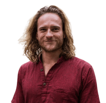 Emiel, teamlid bij Charlie’s Travel, een Nederlands reisbureau in Nairobi dat gespecialiseerd is in op maat gemaakte reizen door Afrika.