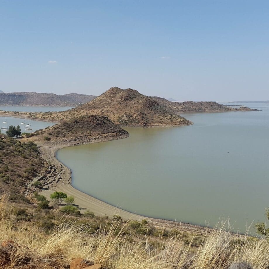 uitzicht op het stuwmeer van hardap in het zuiden van namibië met heuvelachtig landschap