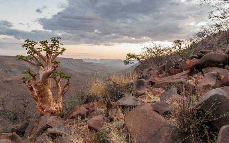 uitzicht over een rotsachtig berglandschap bij zonsondergang in het noorden van namibië