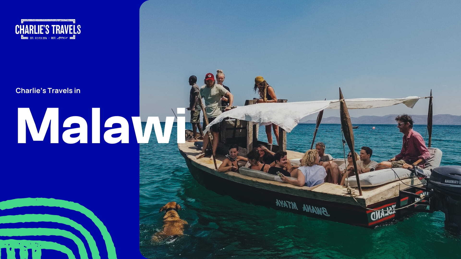 Een groep mensen ontspant op een houten boot in helder blauw water bij Malawi, met een hond die in de buurt zwemt. De tekst luidt "Charlie's reizen in Malawi".