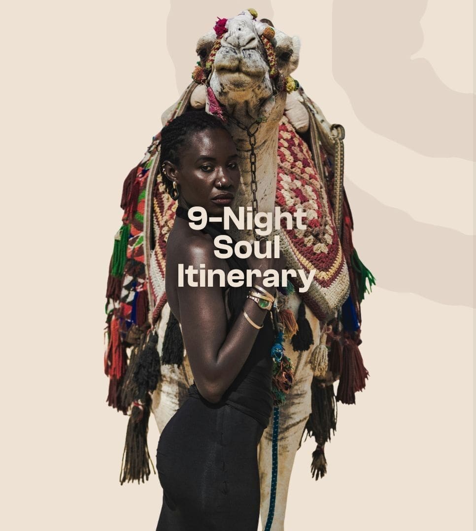 Een vrouw staat naast een versierde kameel tegen een effen achtergrond. Tekst rechts geeft een 9-nachten durende zielenreis door Kenia weer, met activiteiten in Nairobi, Chyulu Hills, Tsavo, Watamu & Arabuko Forest, en eindigend met vertrek.