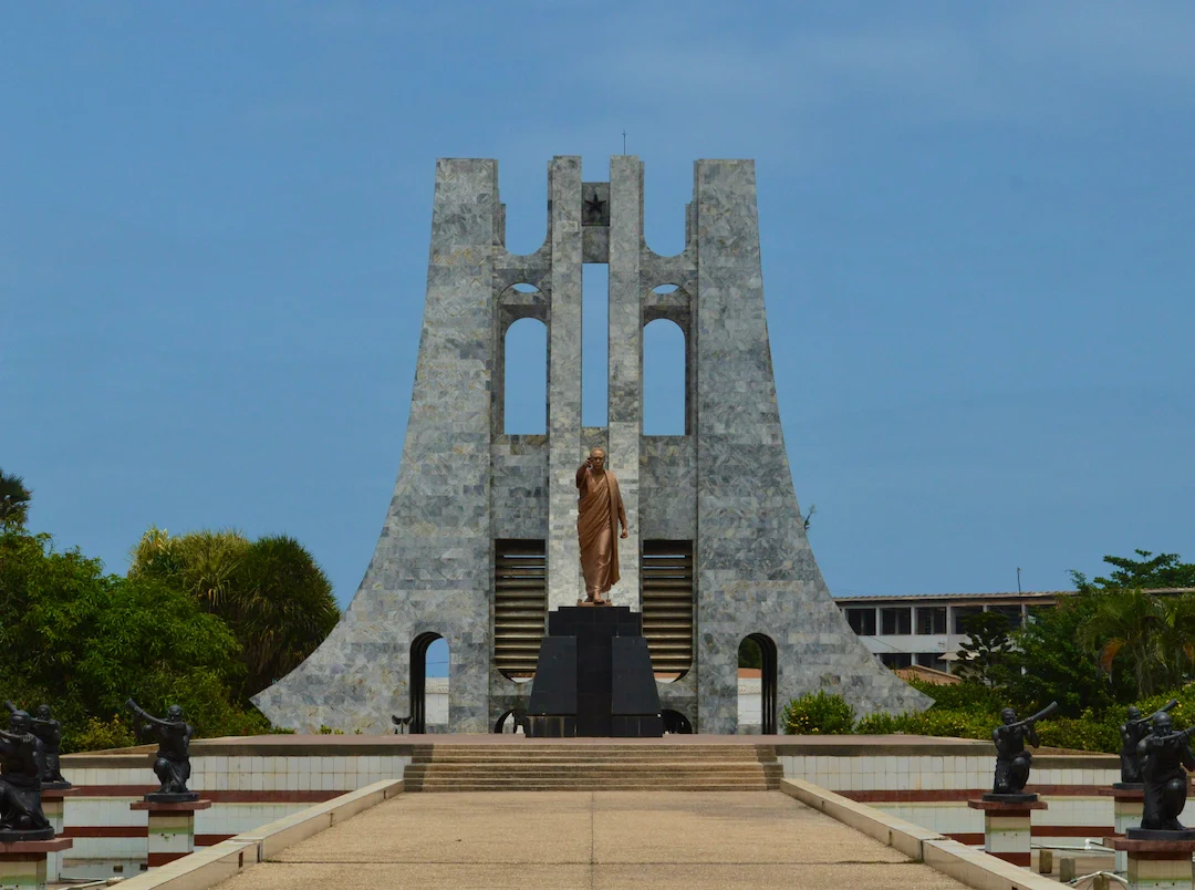 Standbeeld van Kwame Nkrumah voor het mausoleum in het Kwame Nkrumah Memorial Park in Accra, Ghana.