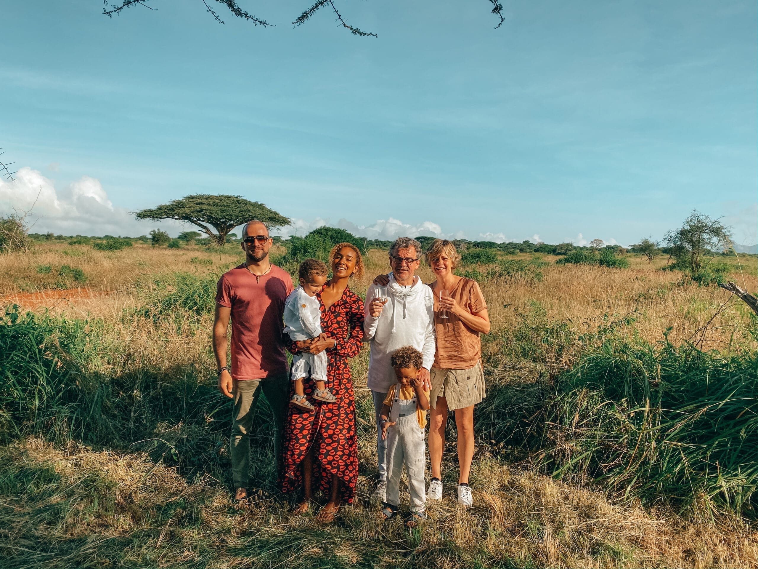 familie geniet samen van een safari moment in de savanne van kenia