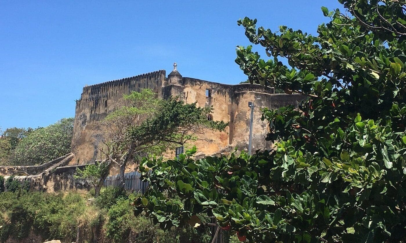 historisch fort in kenia met omringende bomen en blauwe lucht