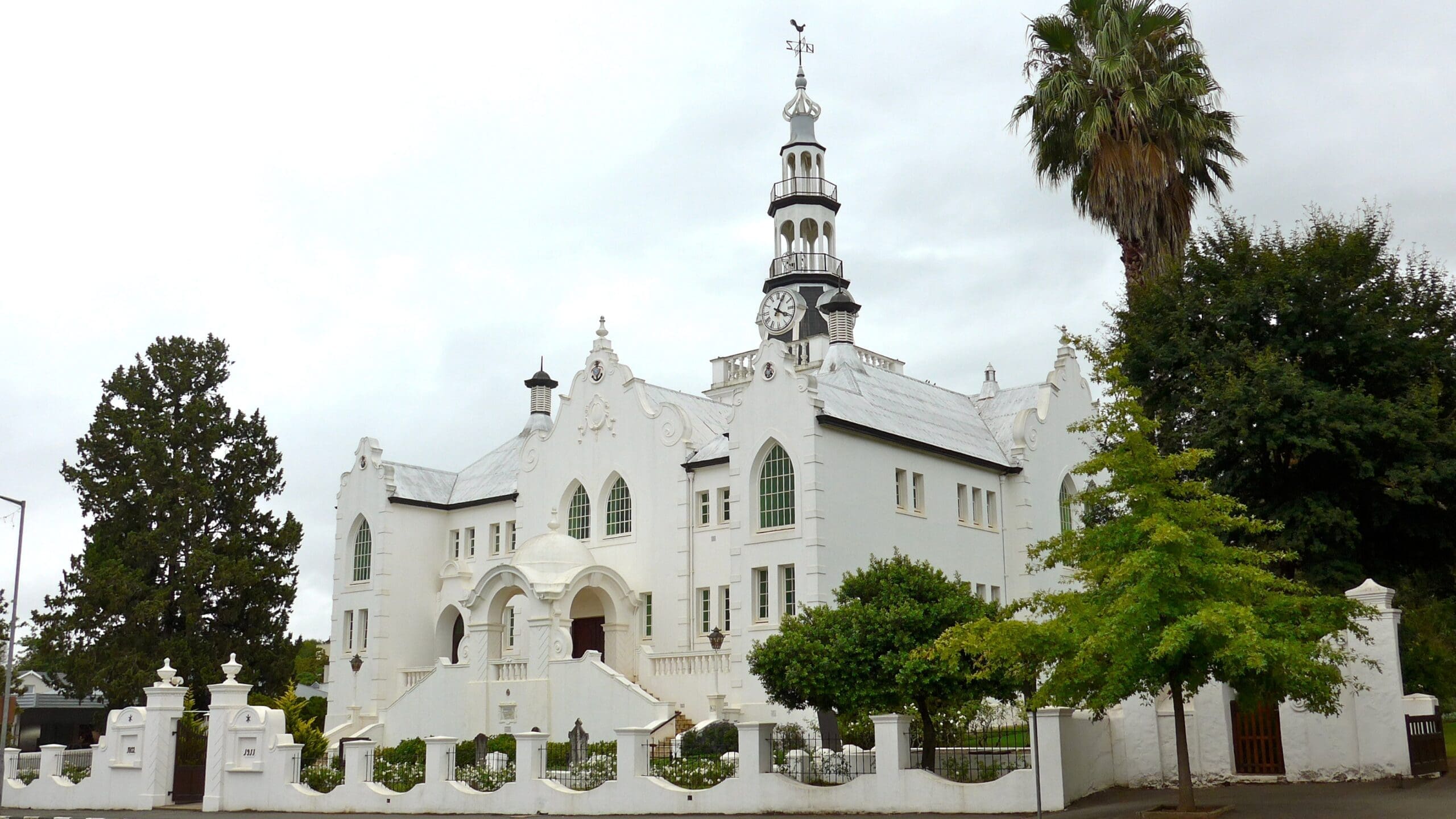 Historische witte NG Kerk in Swellendam Zuid Afrika met klokkentoren en sierlijke gevel