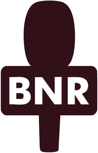 Een donkerrood microfoonlogo met witte letters BNR.