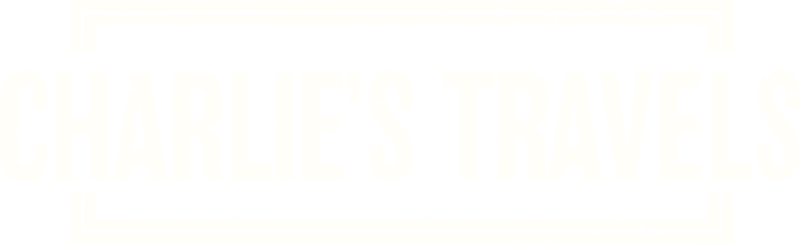 Textlogo mit den Worten CHARLIES TRAVELS in großen, fetten Großbuchstaben innerhalb eines rechteckigen Rahmens auf hellem Hintergrund. Der Text und der Rahmen haben eine leicht gestörte Textur.