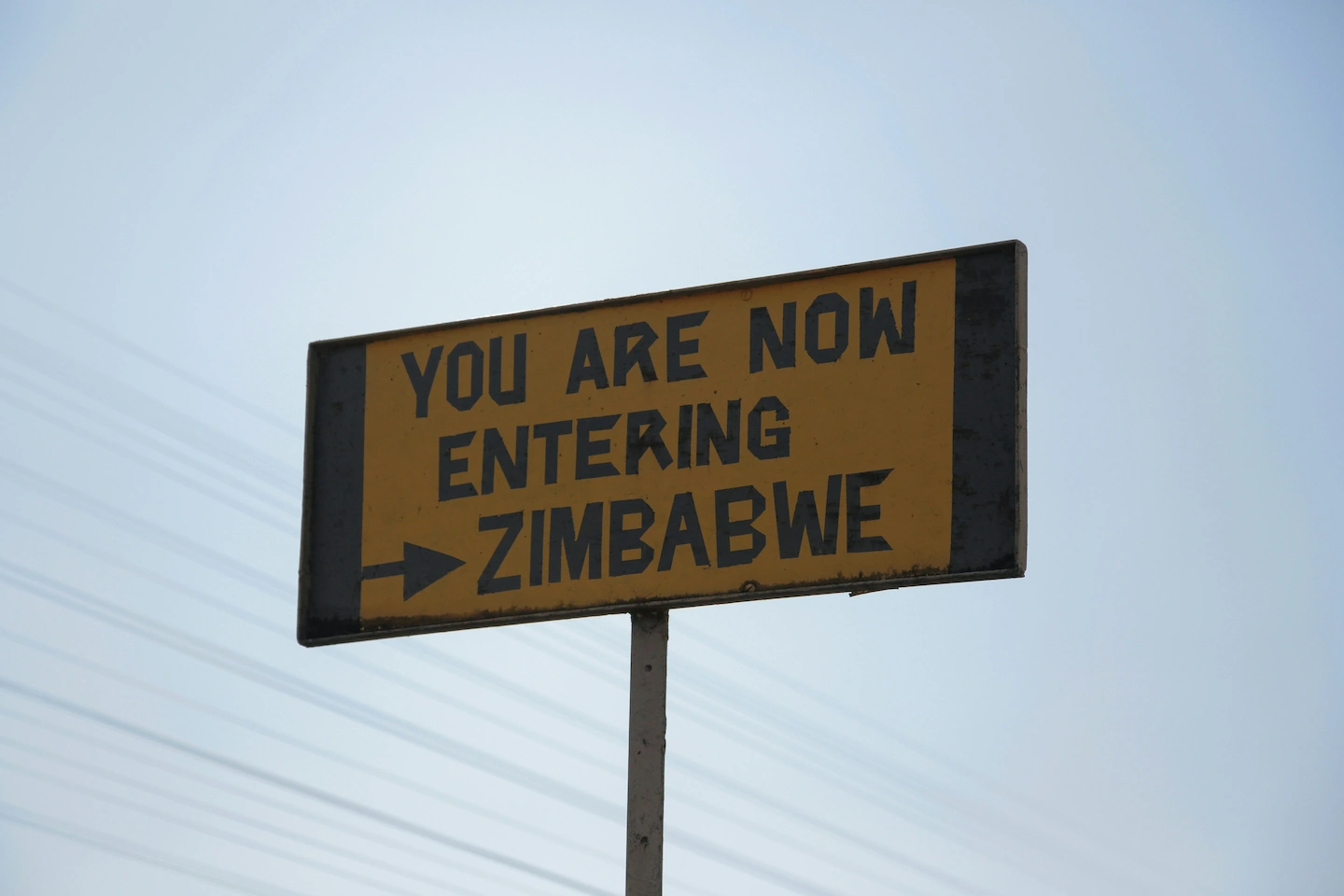 Een geel bord met zwarte tekst met de tekst 